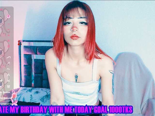 Sweetred11 live cam on BongaCams