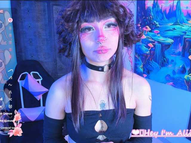 Sweetred11 live cam on BongaCams