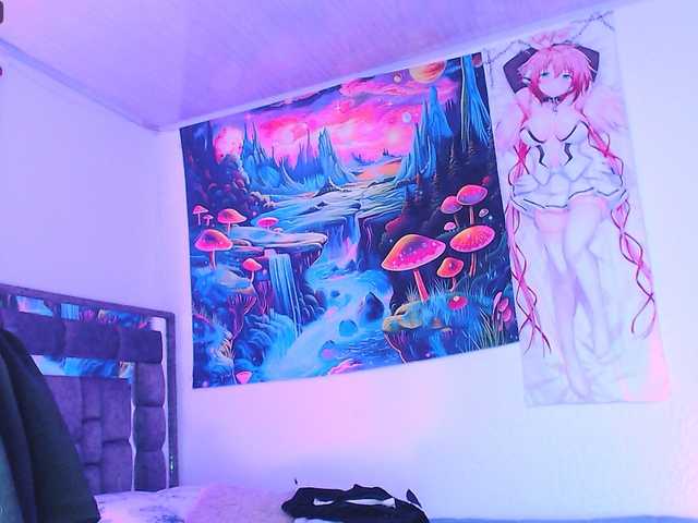 Sweetred11 live cam on BongaCams