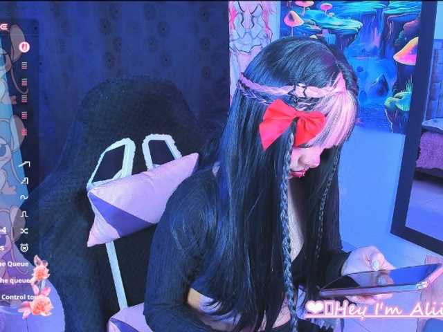 Sweetred11 live cam on BongaCams