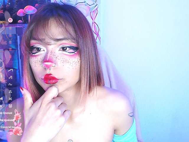 Sweetred11 live cam on BongaCams