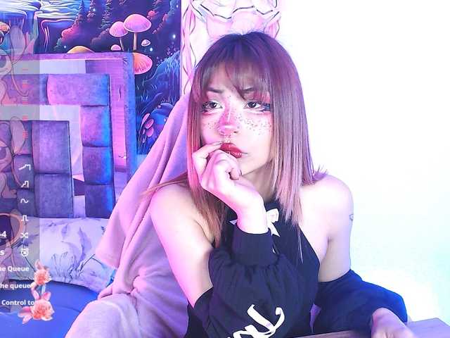 Sweetred11 live cam on BongaCams