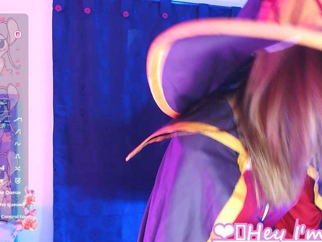 Sweetred11 live cam on BongaCams