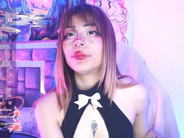 Sweetred11 live cam on BongaCams