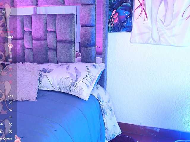 Sweetred11 live cam on BongaCams