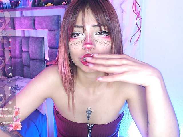 Sweetred11 live cam on BongaCams