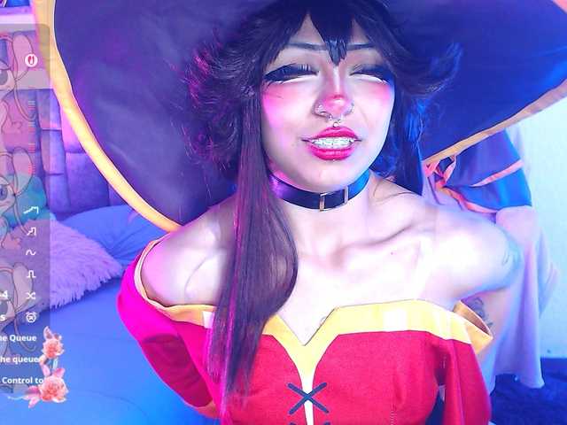 Sweetred11 live cam on BongaCams