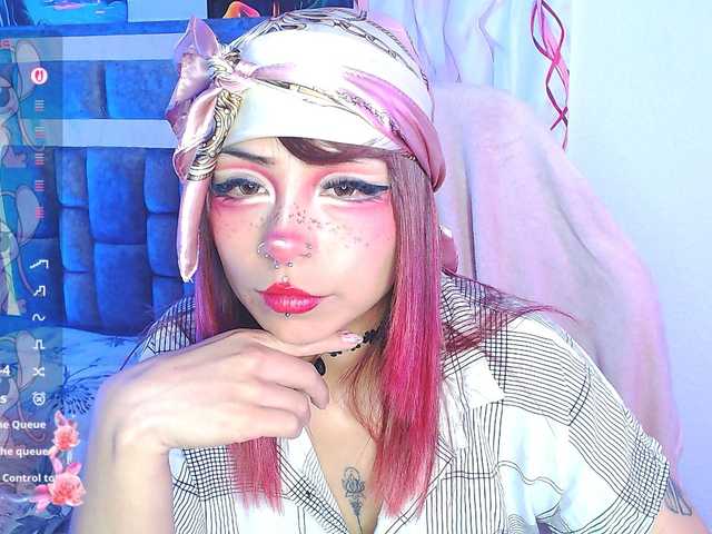 Sweetred11 live cam on BongaCams
