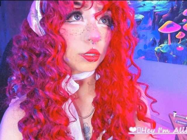 Sweetred11 live cam on BongaCams