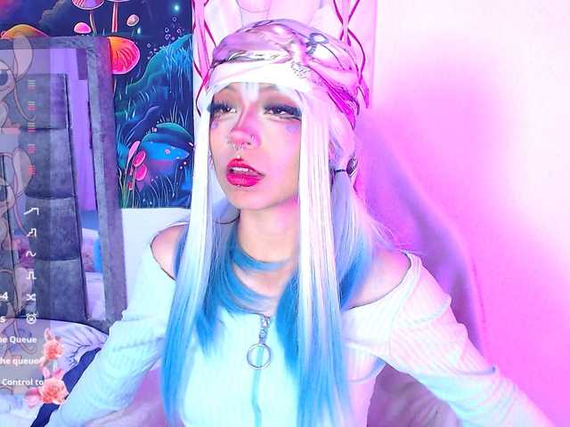 Sweetred11 live cam on BongaCams