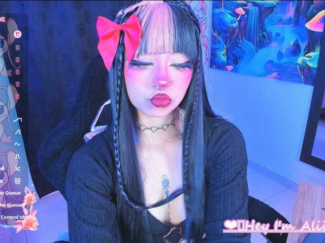 Sweetred11 live cam on BongaCams