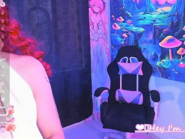 Sweetred11 live cam on BongaCams