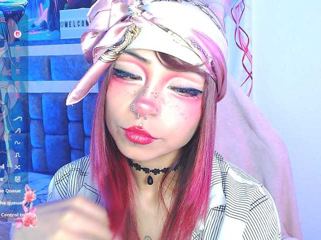 Sweetred11 live cam on BongaCams