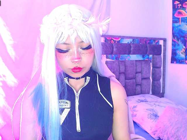Sweetred11 live cam on BongaCams