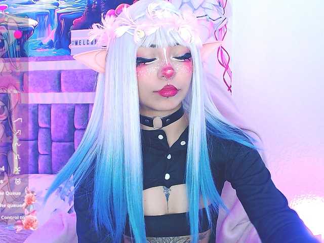 Sweetred11 live cam on BongaCams