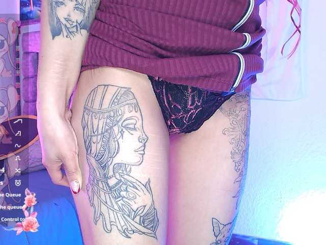 Sweetred11 live cam on BongaCams