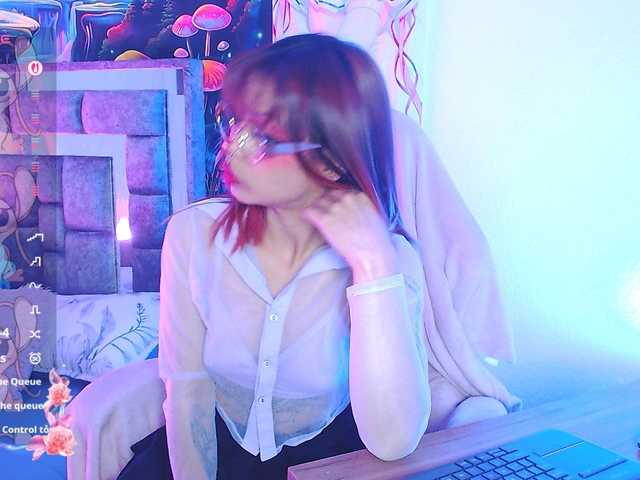 Sweetred11 live cam on BongaCams