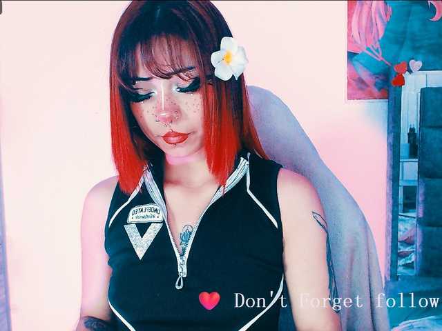 Sweetred11 live cam on BongaCams