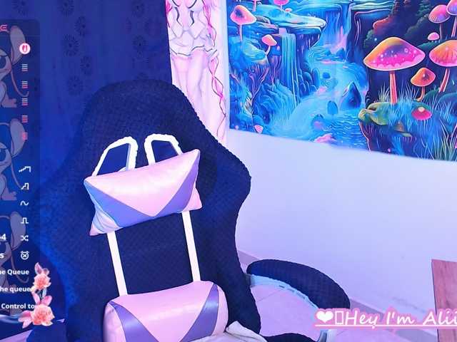 Sweetred11 live cam on BongaCams