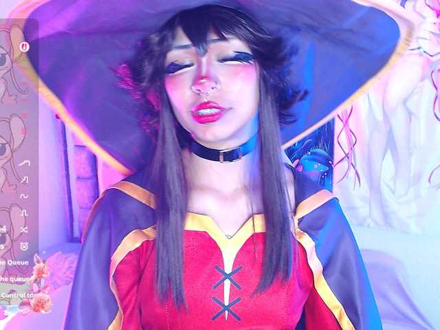 Sweetred11 live cam on BongaCams