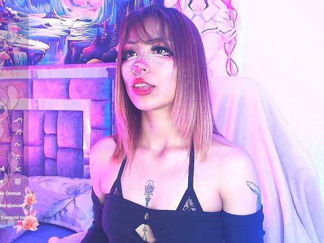 Sweetred11 live cam on BongaCams