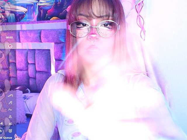 Sweetred11 live cam on BongaCams