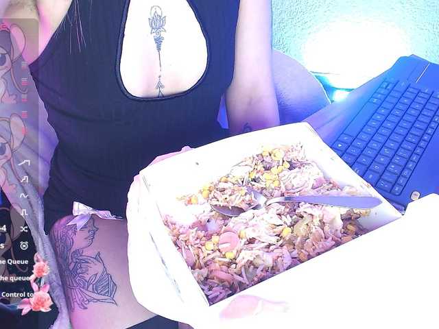 Sweetred11 live cam on BongaCams