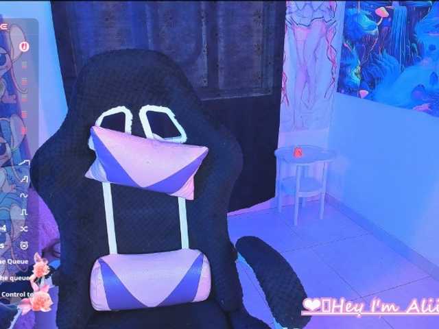 Sweetred11 live cam on BongaCams