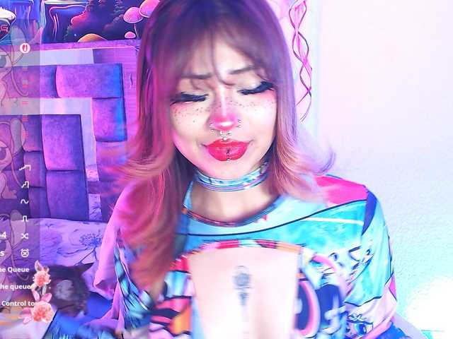 Sweetred11 live cam on BongaCams