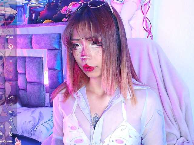 Sweetred11 live cam on BongaCams