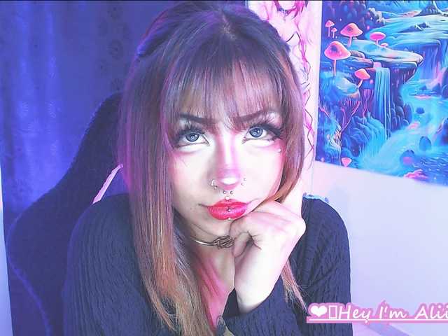 Sweetred11 live cam on BongaCams