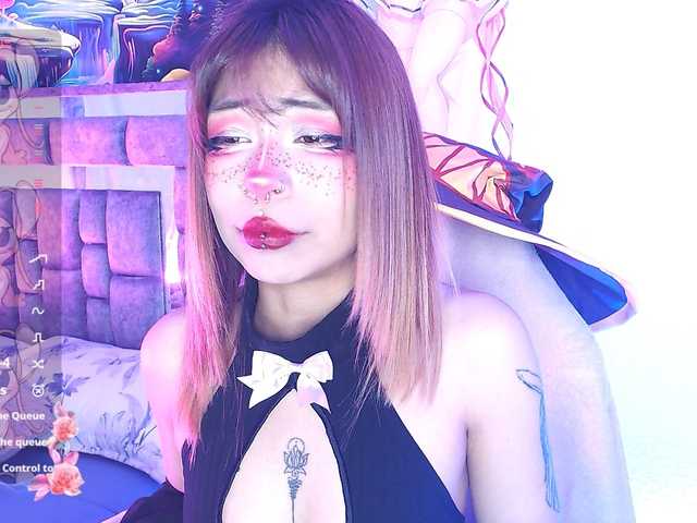 Sweetred11 live cam on BongaCams
