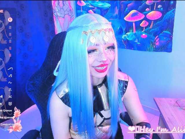 Sweetred11 live cam on BongaCams