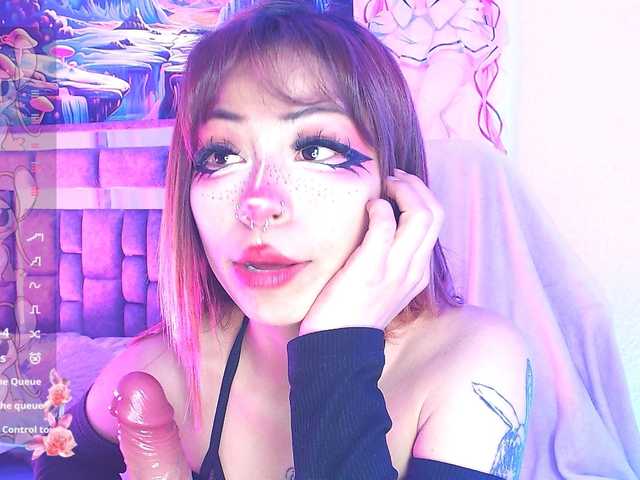 Sweetred11 live cam on BongaCams