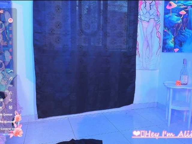 Sweetred11 live cam on BongaCams