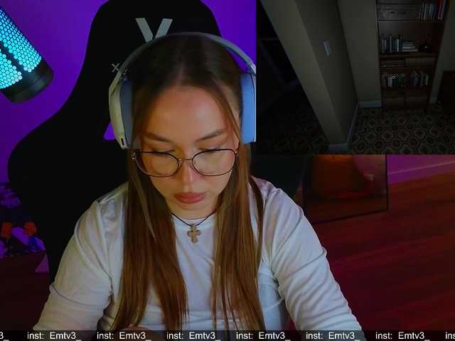 Emili1- live cam on