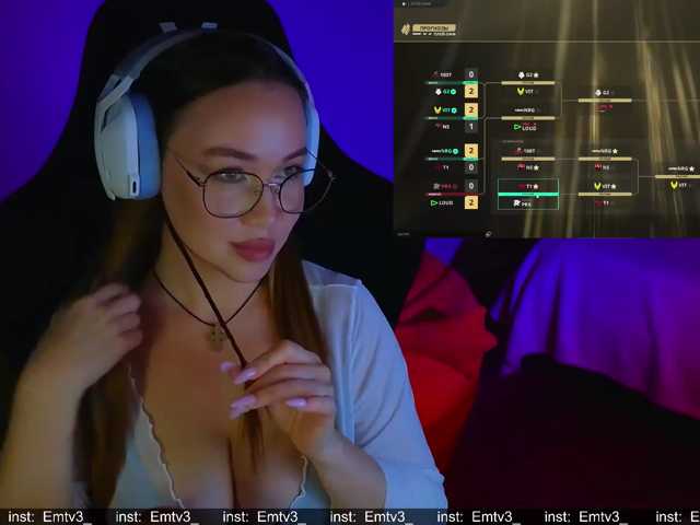 le modèle Emili1- est en webcam porno dans un show sur le site bongacams, il possède les tags suivants: White/Caucasian,Redhead,Shaved