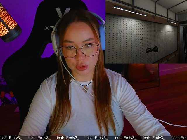 Emili1- live cam on