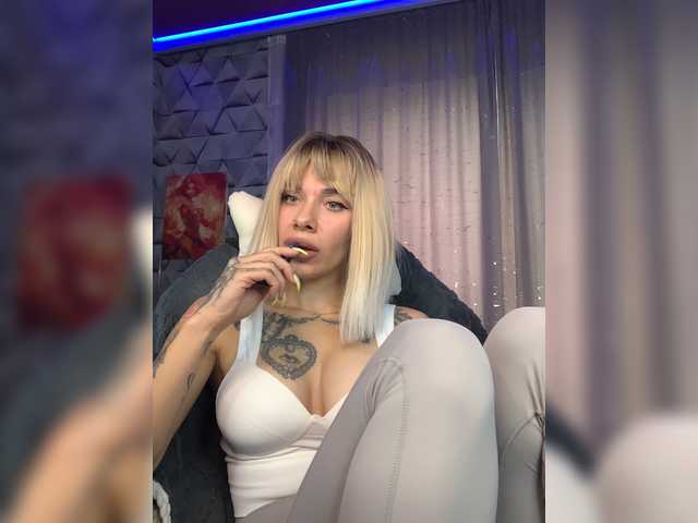 MaidenCrystal live cam on BongaCams