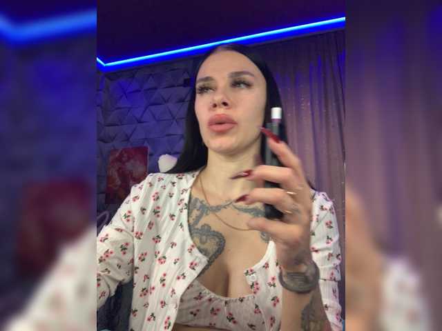 MaidenCrystal, en directo ahora en BongaCams