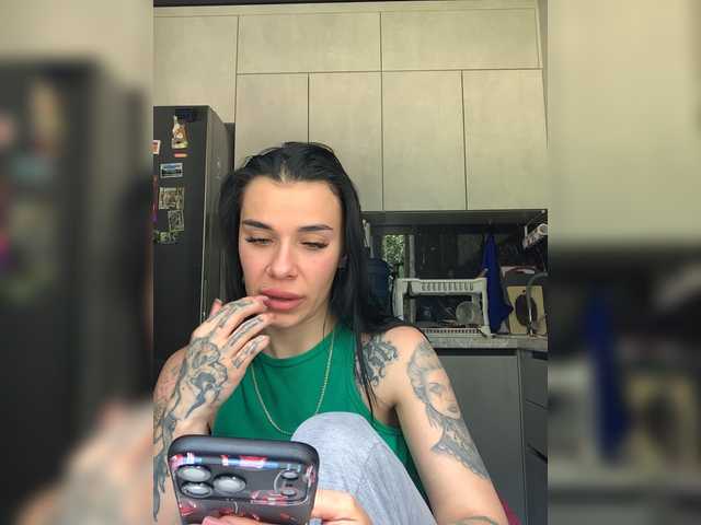 MaidenCrystal live cam on BongaCams