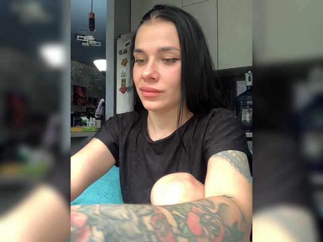 MaidenCrystal live webcam show