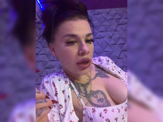 MaidenCrystal live cam on BongaCams