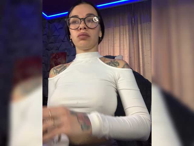 MaidenCrystal live cam on BongaCams