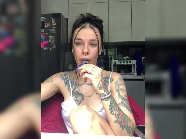 MaidenCrystal live webcam show