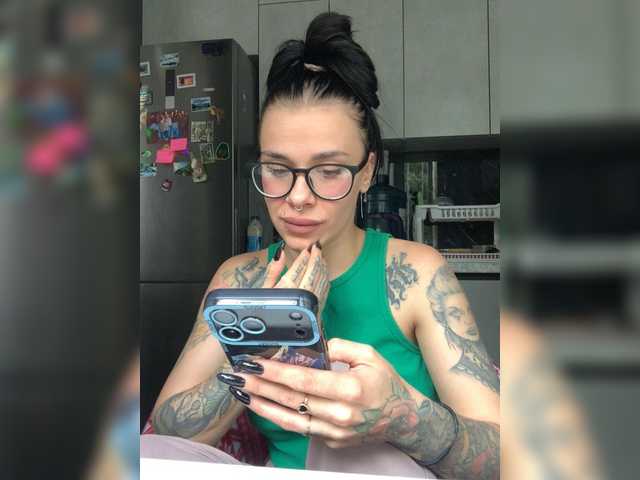 MaidenCrystal live cam on BongaCams