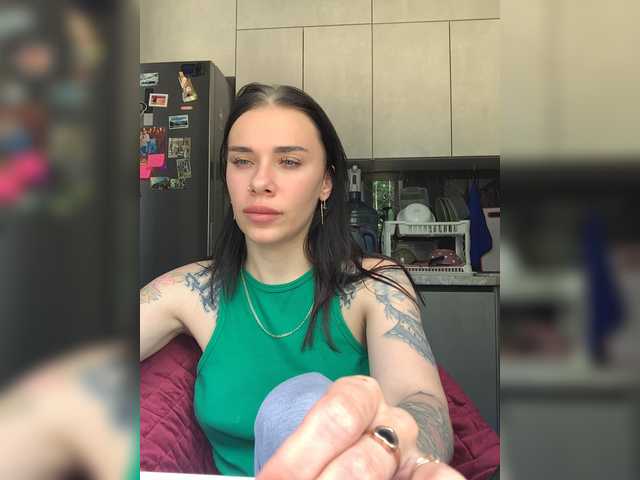 MaidenCrystal live cam