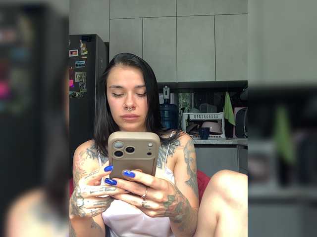 MaidenCrystal live webcam show
