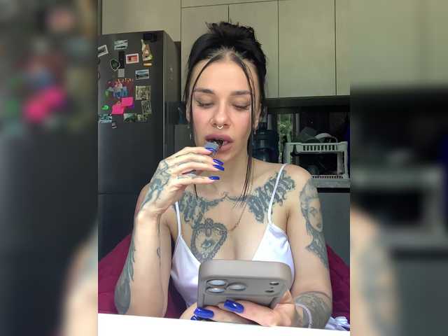 MaidenCrystal live webcam show
