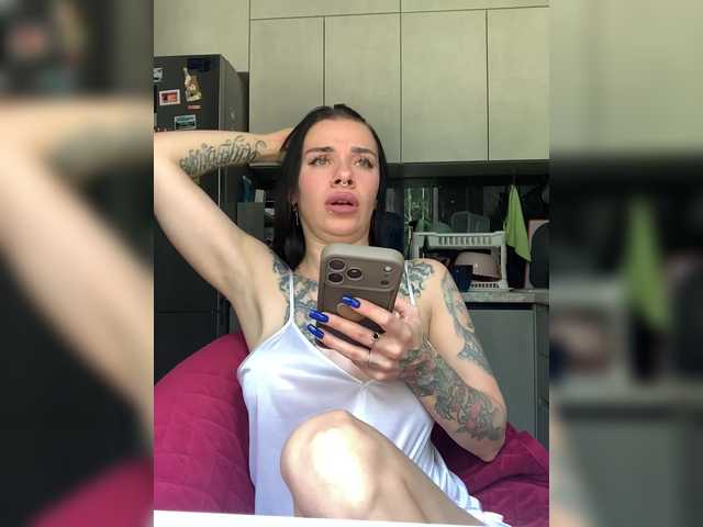 MaidenCrystal live webcam show